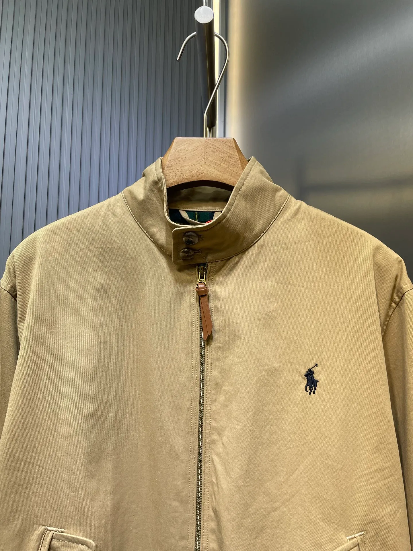 P560 Ralph Lauren 🌟 Embroidered zipper jacket Customized elegant cotton fine twill fabric Soft and silky Comfortable against the skin With khaki as the base color Soft and unobtrusive Just right to show a kind of restrained elegance Exquisite pony logo embellished with an atmosphere of freedom and vitality Injecting the brand soul charm Using simple and smooth lines to outline a tall and straight figure A unique and charming fashion masterpiece came into being Process 1: Adopting imported machine embroidery technology and using advanced computer control systems and precision mechanical components to achieve the iconic pony embroidery operation with high precision and smooth and delicate lines. Process 2: Template machine bag opening. The preset template guides the position, shape and size of the bag opening. The accuracy ensures the quality of the bag opening effect. Process 3: Infrared positioning cutting machine uses infrared emitters and infrared receivers to achieve precise positioning of materials. The accuracy can reach the micron level, thereby meeting the effect of high-precision cutting of plaid alignment. Process 4: The fabrics have been carefully washed and have a better feel. Not easy to deform, not easy to shrink, not easy to fade, and maintain long-term beauty. Accessories: Customized 1:1 Ralph Lauren horn buckle, Customized 1:1 Ralph Lauren zipper, Customized 1:1 leather lanyard, Customized 1:1 Ralph Lauren trademark. Version: Loose version. Size: S M L XL